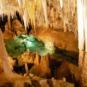Trekking di Borgio Verezzi e le grotte più colorate d'Italia 